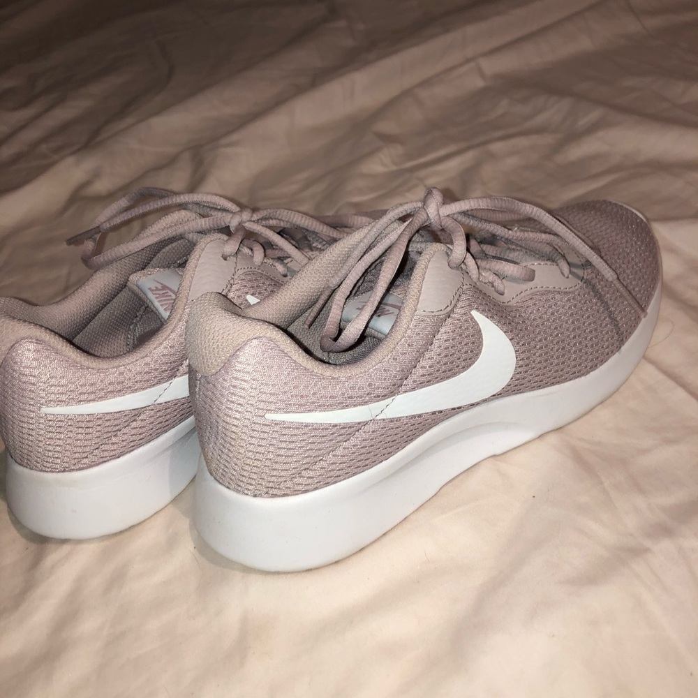 Light pink nike tennis shoes